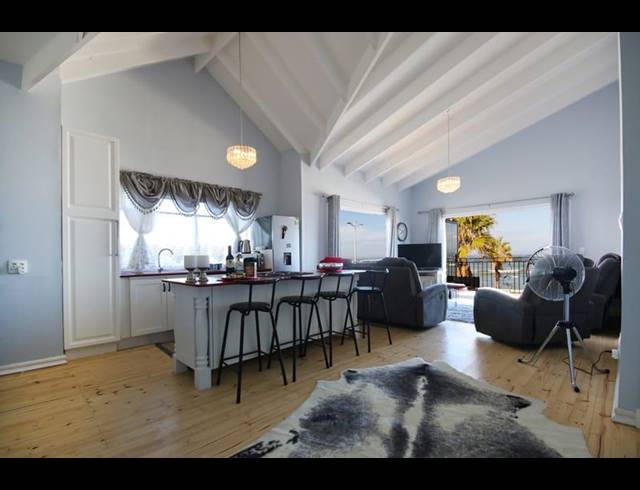 11 BEDROOM HOUSE FOR SALE IN STRAND NORTH